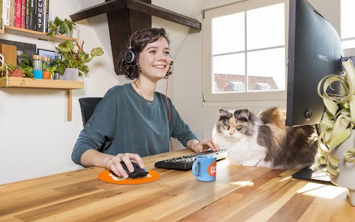 Kundenservice HO Frau mit Katze